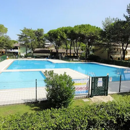 And Bright Flat With Pool 아파트